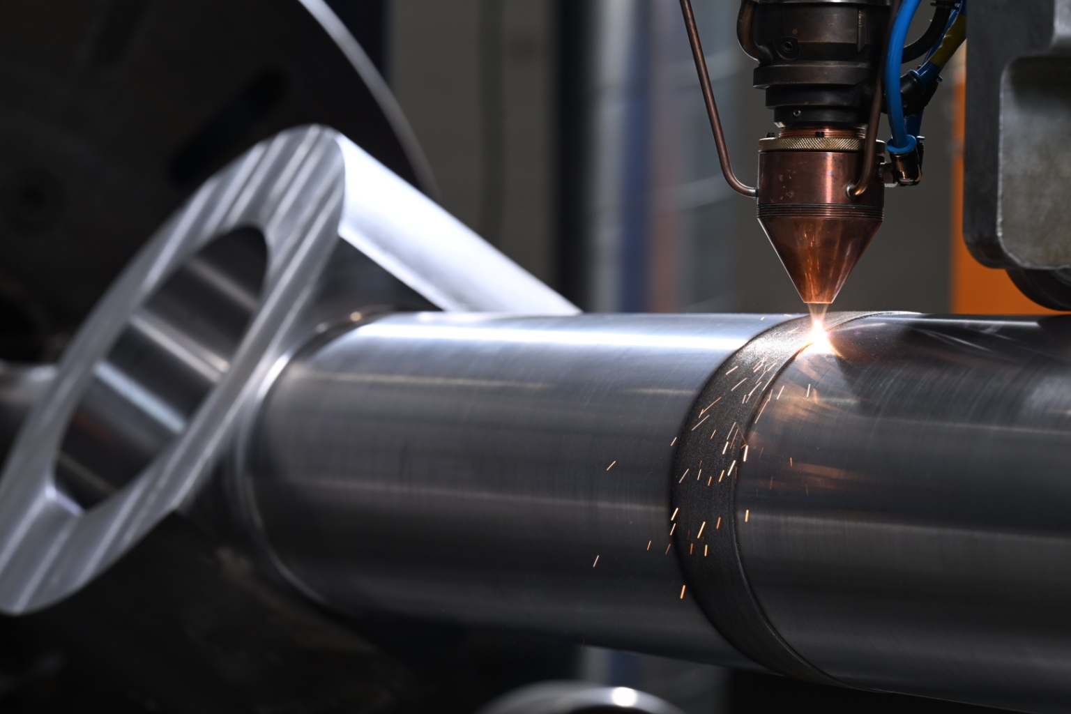 Cromatura dura Metal powder is precisely fused onto a component using a high-powered laser to demonstrate Laser Cladding